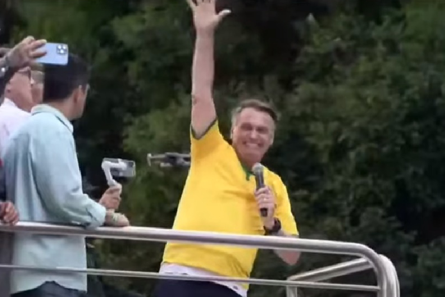 O ex-presidente Jair Bolsonaro (PL) em discurso durante manifestação na Avenida Paulista neste domingo, 25