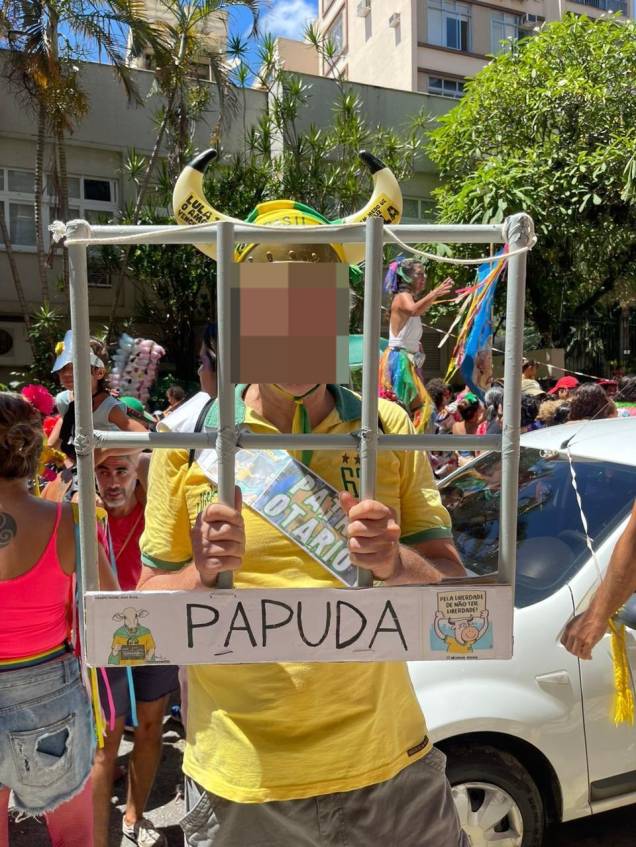 Folião usa fantasia de "Patriota da Papuda" em alusão a participantes do atentado golpista do 8 de Janeiro presos em Brasília Folião usa fantasia de "Patriota da Papuda" em alusão a participantes do atentado golpista do 8 de Janeiro presos em Brasília