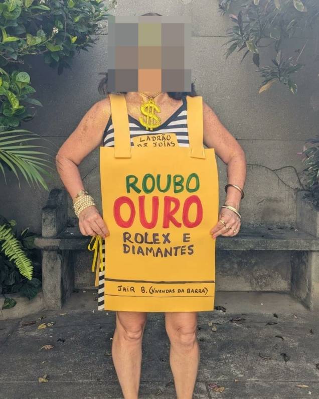 Foliã usa fantasia com placa "Roubo Ouro", o nome de Jair Bolsonaro e o nome do Condomínio Vivendas da Barra (RJ), onde mora o ex-presidente Foliã usa fantasia com placa "Roubo Ouro", o nome de Jair Bolsonaro e o nome do Condomínio Vivendas da Barra (RJ), onde mora o ex-presidente