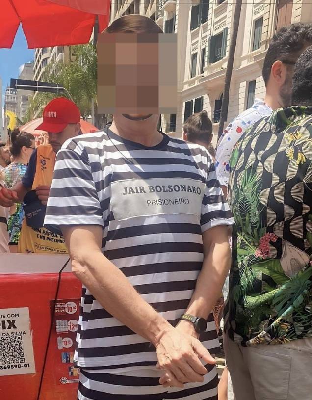 Folião usa fantasia de uniforme de presidiário e placa com o nome do ex-presidente Jair Bolsonaro (PL) Folião usa fantasia de uniforme de presidiário e placa com o nome do ex-presidente Jair Bolsonaro (PL)