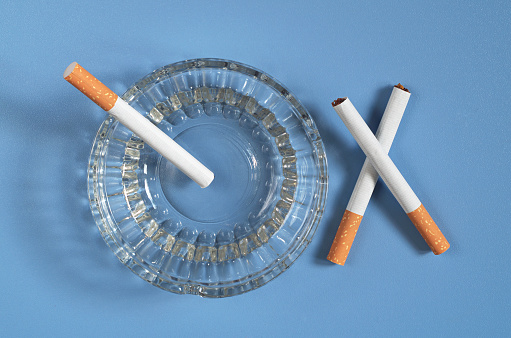 Cigarros e um cinzeiro.