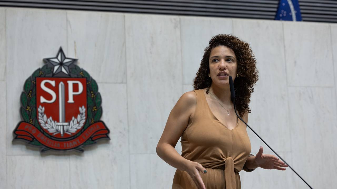 A deputada Monica Seixas, do PSOL, discursa na tribuna da Alesp