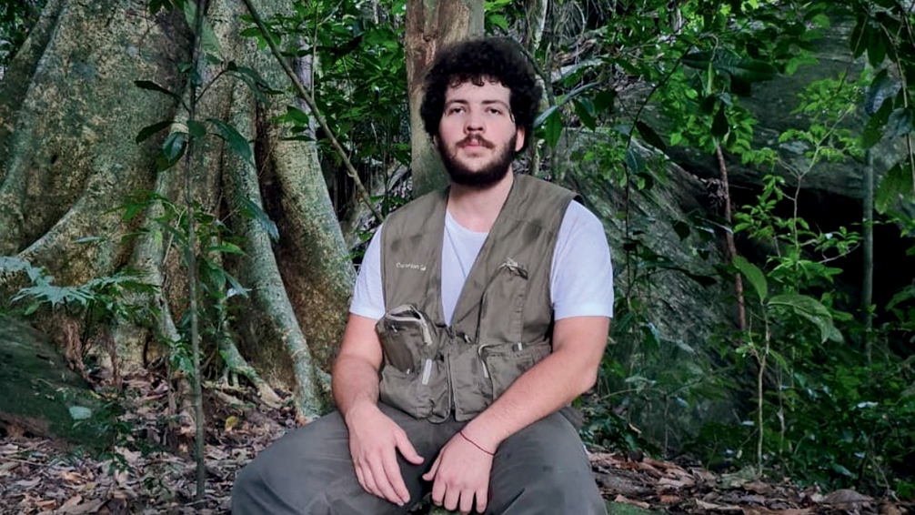 TOBIAS BURGO LIGANDO E ATENDENDO - O geógrafo Tobias Burgos comprou um dumbphone, sem acesso à internet. “Percebi que não precisava ficar tão conectado”, diz