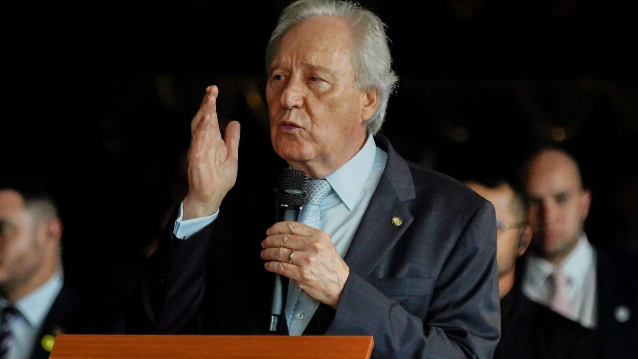 Brasília (DF), 01/02/2024, O novo ministro da Justiça e Segurança Pública, Ricardo Lewandowski, recebe o cargo do antecessor na pasta, Flávio Dino, em cerimônia no Salão Negro do ministério. Foto: Rafa Neddermeyer/Agência Brasil