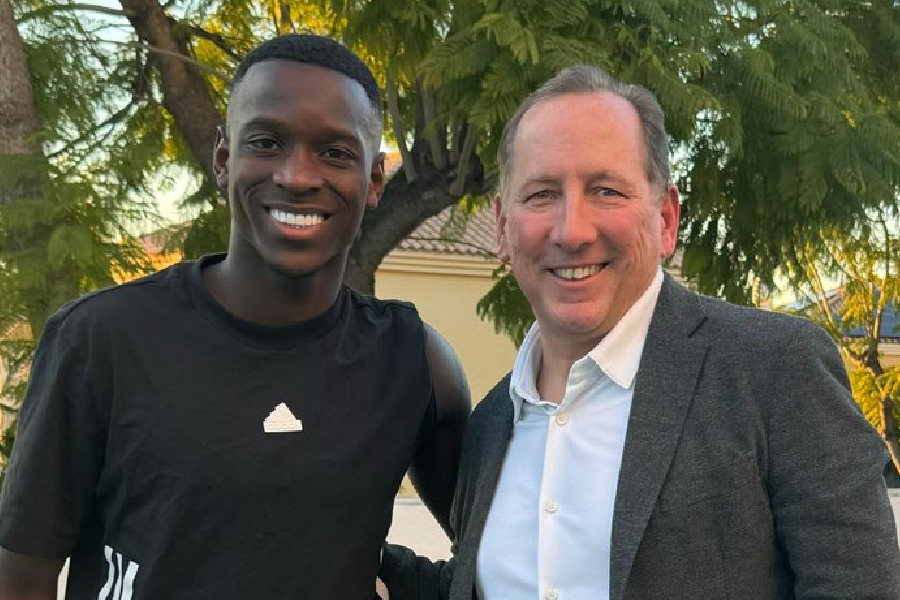 O dono da SAF do Botafogo, John Textor (à dir.), anuncia a contratação do ponta direita Luiz Henrique, do Betis, a maior do futebol brasileiro