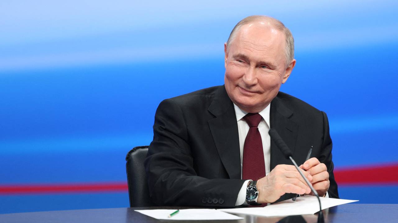 In this pool photograph distributed by Russia's state agency Sputnik, Russian President and presidential candidate Vladimir Putin visits his campaign headquarters in Moscow on March 18, 2024. (Photo by Gavriil GRIGOROV / POOL / AFP)