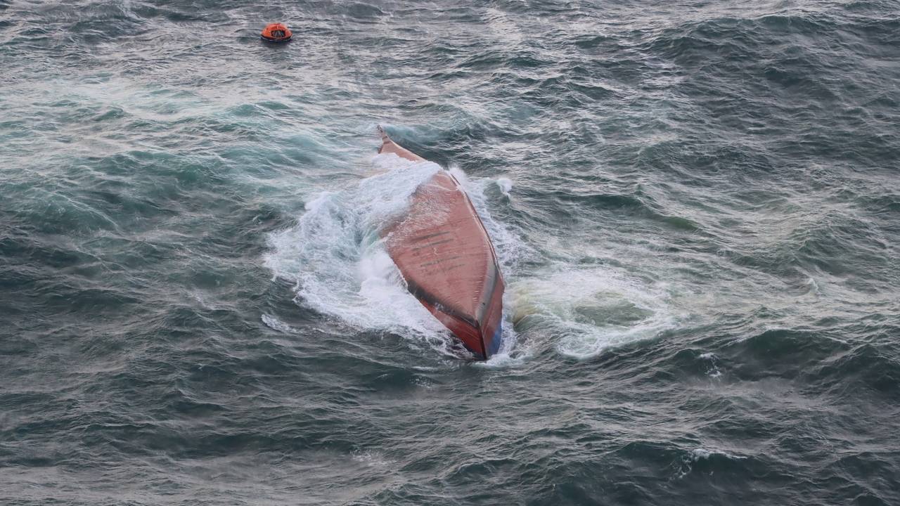 Navio-tanque sul-coreano que virou após ventos e ondas fortes na costa do Japão. 20/03/2024