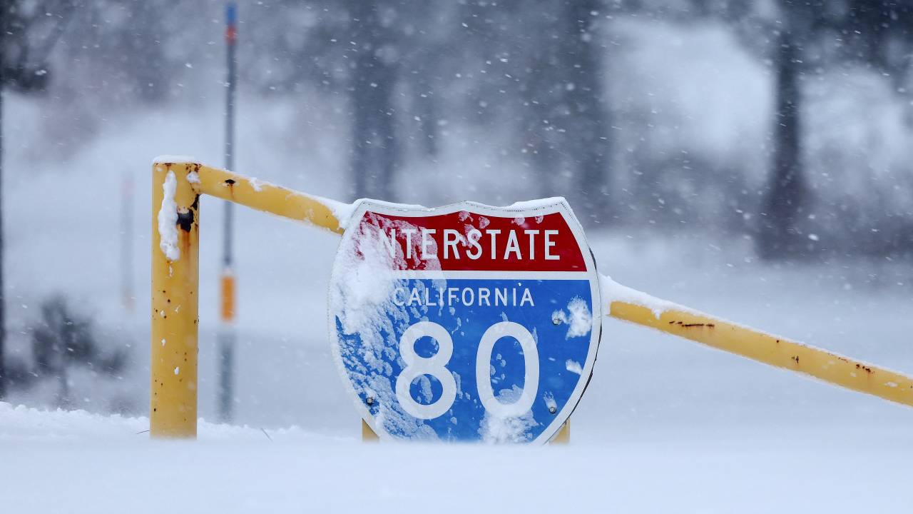 Placa de trânsito quase coberta pela neve durante a tempestade na cordilheira de Sierra Nevada, na Califórnia. 03/03/2024