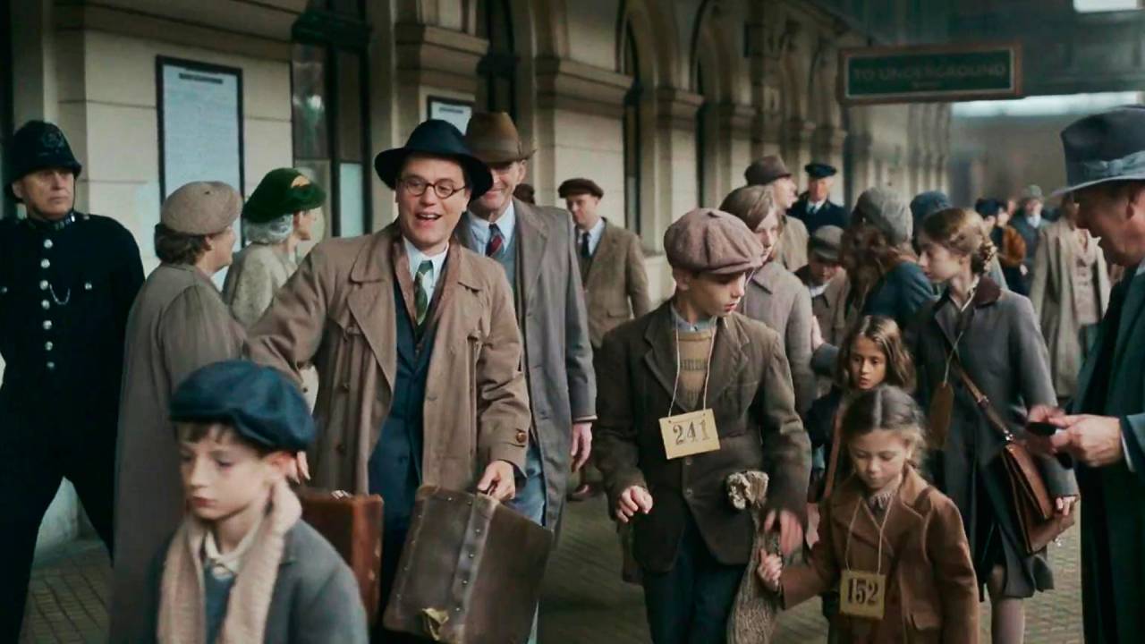 FORÇA-TAREFA - Johnny Flynn (de óculos) no longa: quando voluntários anônimos se empenham para proteger vulneráveis
