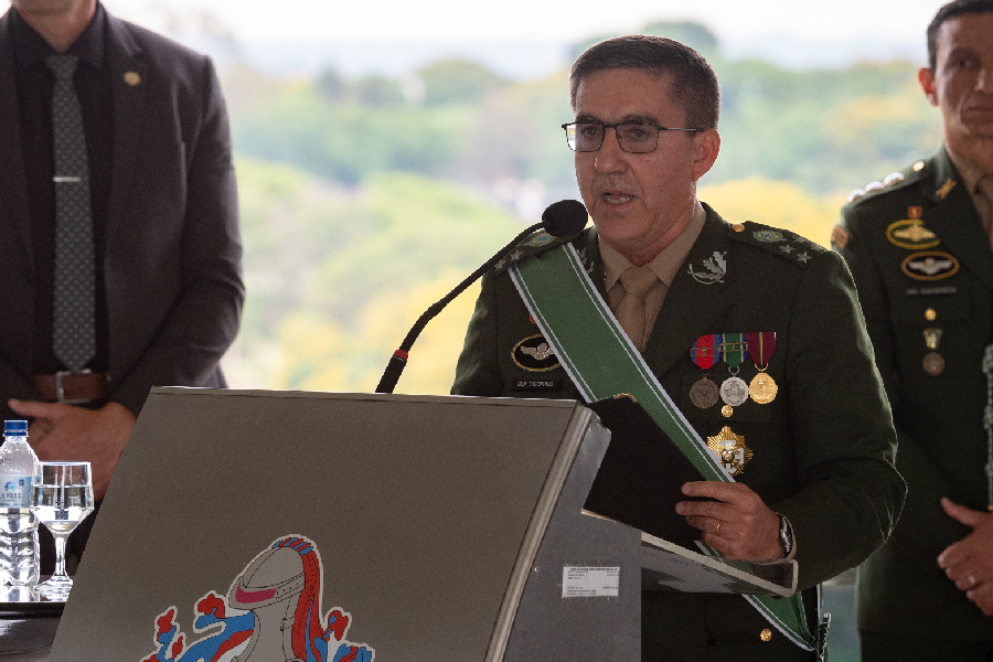 O general Estevam Theophilo, durante solenidade de despedida do serviço ativo e transmissão do cargo de Comandante de Operações Terrestres do Exército, no dia 1º de dezembro de 2023