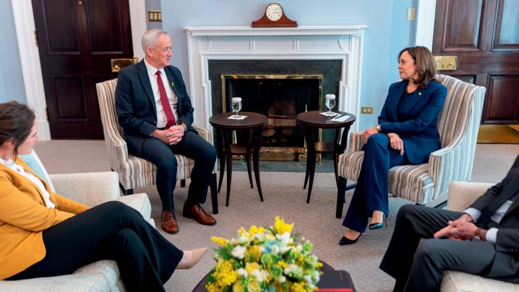 3 – skynews-kamala-harris-benny-gantz_6478959.png DESAFIO - Gantz e Harris: encontro mostra desacordo no gabinete de guerra