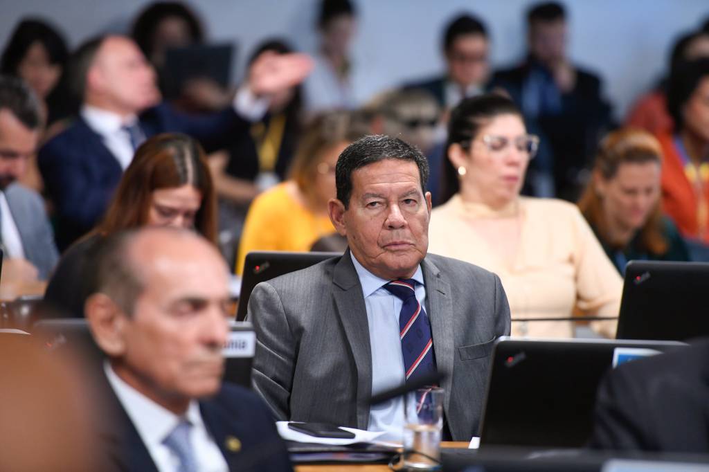Após depoimentos à PF, Mourão questiona se ‘pensar em dar golpe é crime’