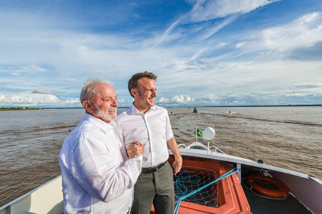 Lula conversa com Macron sobre Ucrânia e aceita convite para ir à França