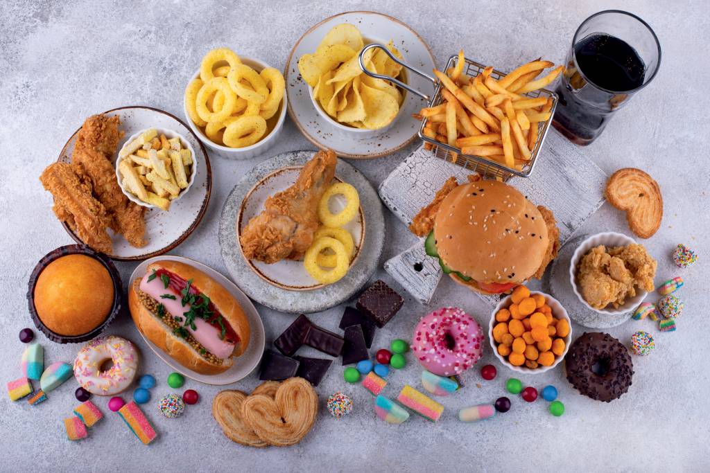 Assortment of various unhealthy junk food DIETA PERIGOSA - Abuso de ultraprocessados: alimentos ligados a 32 problemas de saúde