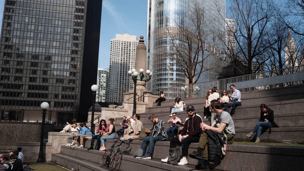 Pessoas almoçando com roupas leves no Riverwalk, em Chicago, durante inverno atipicamente quente. 27/02/2024