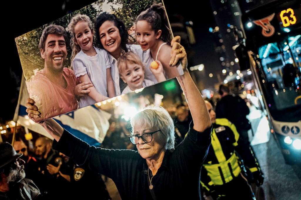 ISRAEL GAZA WAR NAS RUAS - Manifestantes em Tel Aviv: pedido de antecipação das eleições