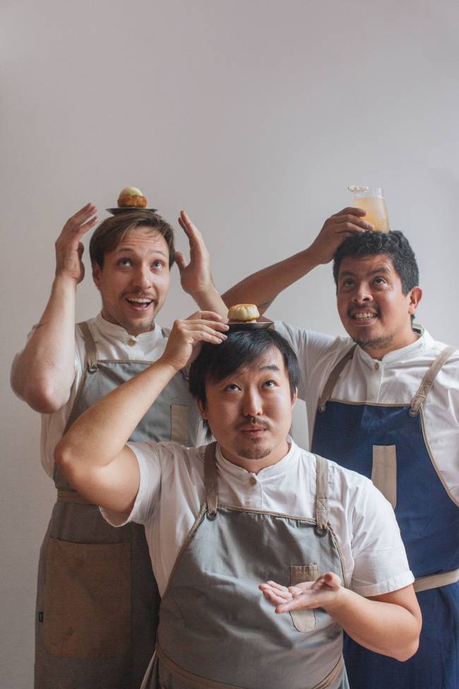 Victor, Caio e Maurício_Nani Rodrigues Os chefs Victor Valadão e Caio Yokota e o bartender Maurício Barbosa, responsáveis pelo menu do Aiô -