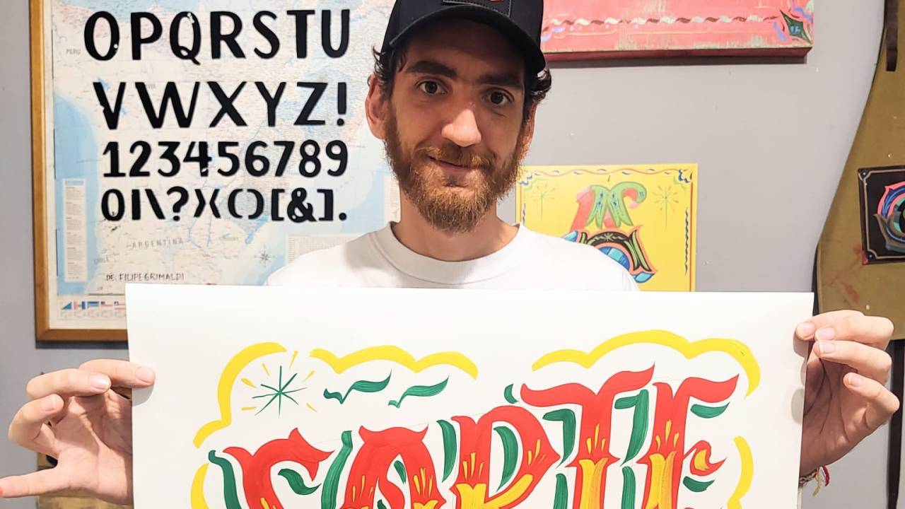 O artista e letrista Filipe Grimaldi em seu estúdio, na zona oeste de São Paulo -