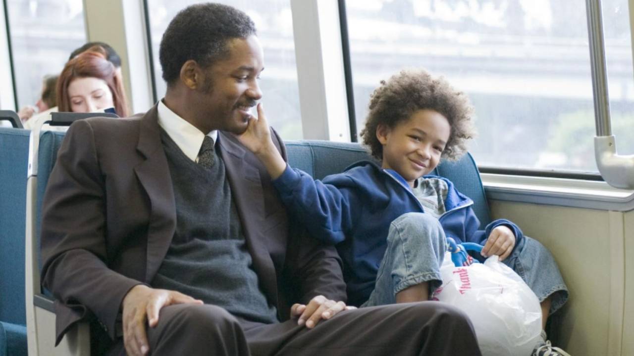 Cena do filme À Procura da Felicidade, com Will e Jaden Smith