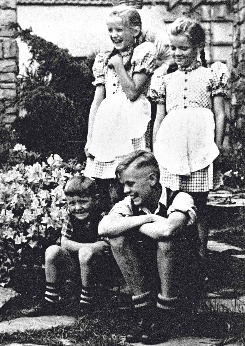 brigitt-hoess-hija-nazi-rudolf-auschwitz-2 Brigitt Höess (à dir.) era a terceira de quatro filhos do líder nazista Rudolf Höess
