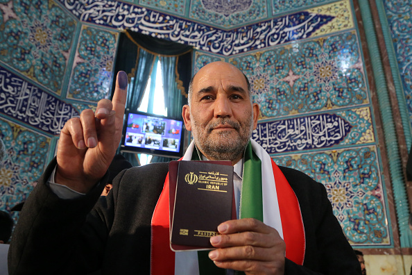 gettyimages-2042981982-594×594 Homem iraniano mostra seu dedo sujo após votar nas eleições parlamentares no Teerã. 01/03/2024