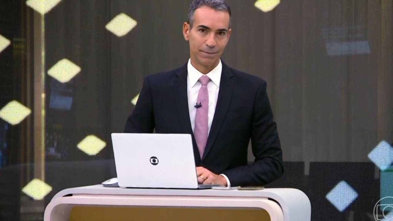 O âncora Cesar Tralli no Jornal Hoje