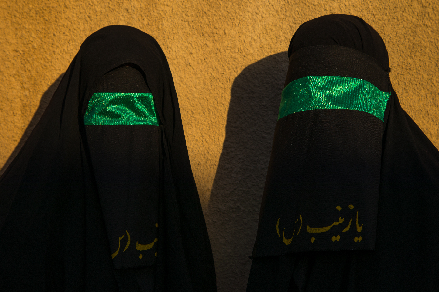 Surreal: milhares de iranianas perdem carros por dirigir sem véu na cabeça