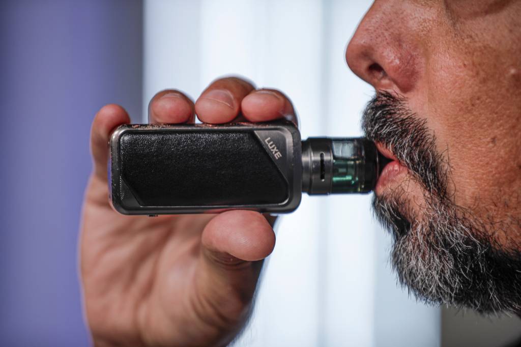 Cigarro eletrônico altera saliva e aumenta risco de doenças bucais