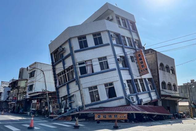 Terremoto em Taiwan causou o desabamento de pelo menos 26 edifícios e socorristas trabalham no resgate de mais de 70 pessoas que ficaram presas nos escombros. 03/04/2024 - Terremoto em Taiwan causou o desabamento de pelo menos 26 edifícios e socorristas trabalham no resgate de mais de 70 pessoas que ficaram presas nos escombros. 03/04/2024 -