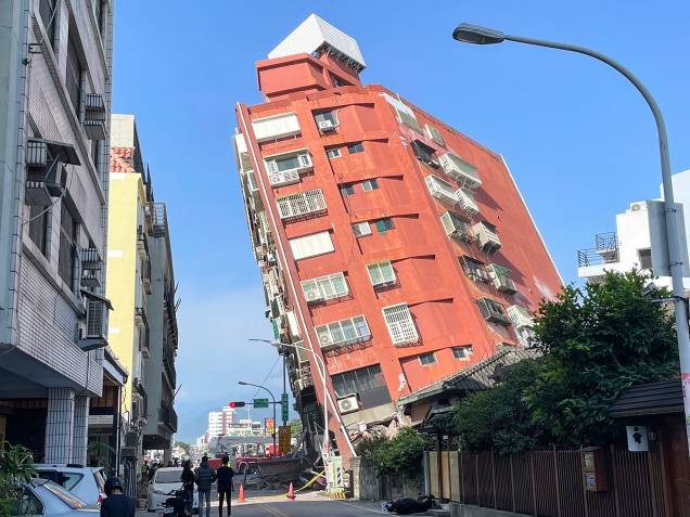 Terremoto de magnitude 7,4 atingiu o leste de Taiwan na manhã de 3 de abril, gerando alertas de tsunami para a ilha. 03/04/2024 - Terremoto de magnitude 7,4 atingiu o leste de Taiwan na manhã de 3 de abril, gerando alertas de tsunami para a ilha. 03/04/2024 -