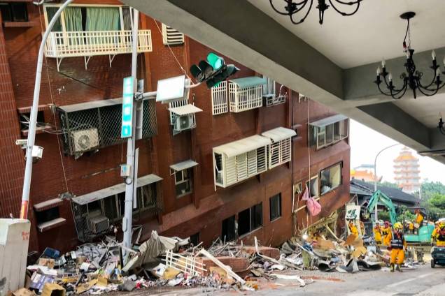 Imagens de TV mostram socorristas buscando pessoas entre escombros de prédio danificado por terremoto em Taiwan. 03/04/2024 - Imagens de TV mostram socorristas buscando pessoas entre escombros de prédio danificado por terremoto em Taiwan. 03/04/2024 -