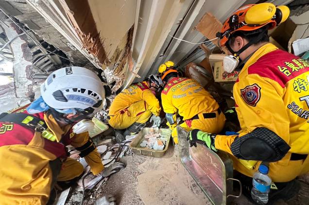 Equipe de resgate busca sobreviventes em um prédio danificado em Hualien, depois que um grande terremoto atingiu o leste de Taiwan. 03/04/2024 - Equipe de resgate busca sobreviventes em um prédio danificado em Hualien, depois que um grande terremoto atingiu o leste de Taiwan. 03/04/2024 -
