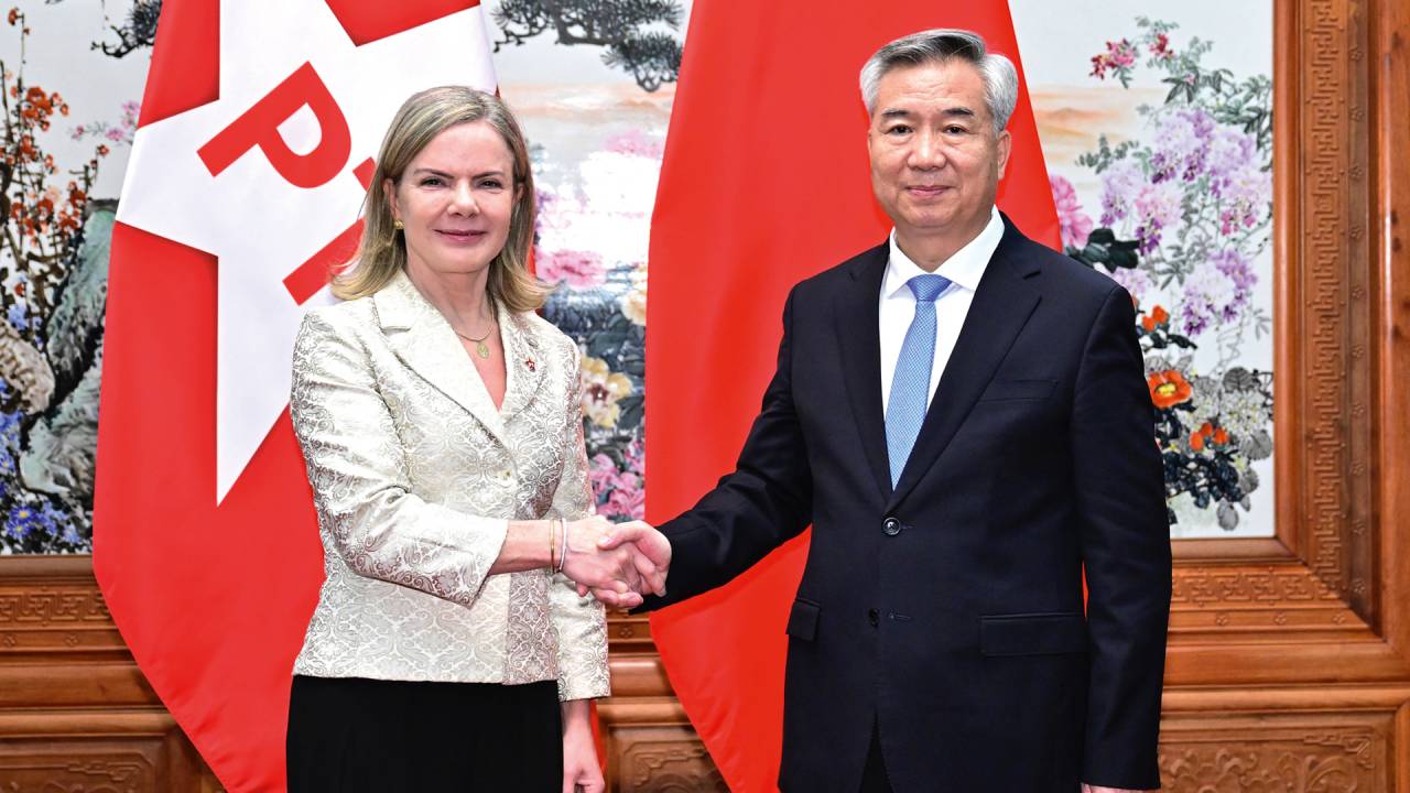 “DEMOCRACIA” - Gleisi e Li Xi, secretário do PC da China: elogios ao regime que não tolera oposição nem liberdade