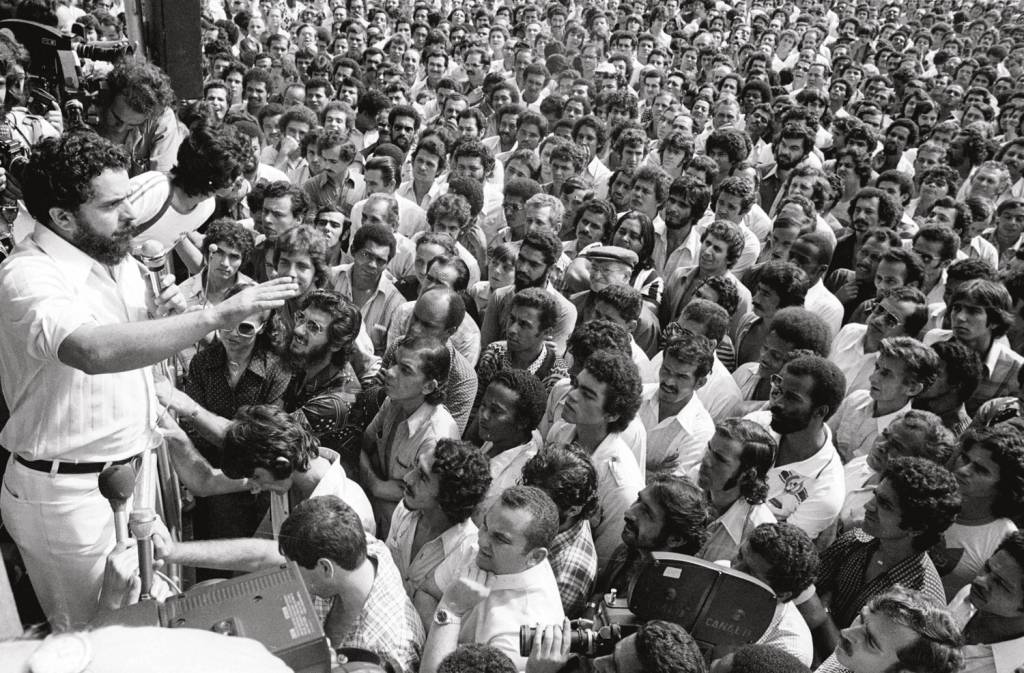 1—Luiz-Inácio-Lula-da-Silva,-presidente-do-Sindicato-dos-Metalúrgicos-de-São-Bernardo-do-Campo-e-Diadema,-falando-aos-metalúrgicos-em-greve,-no-Estádio-de-Vila-Euclides..jpg OUTROS TEMPOS - O petista em assembleia de operários nos anos 1970: atuação sindical pavimentou a sua ascensão
