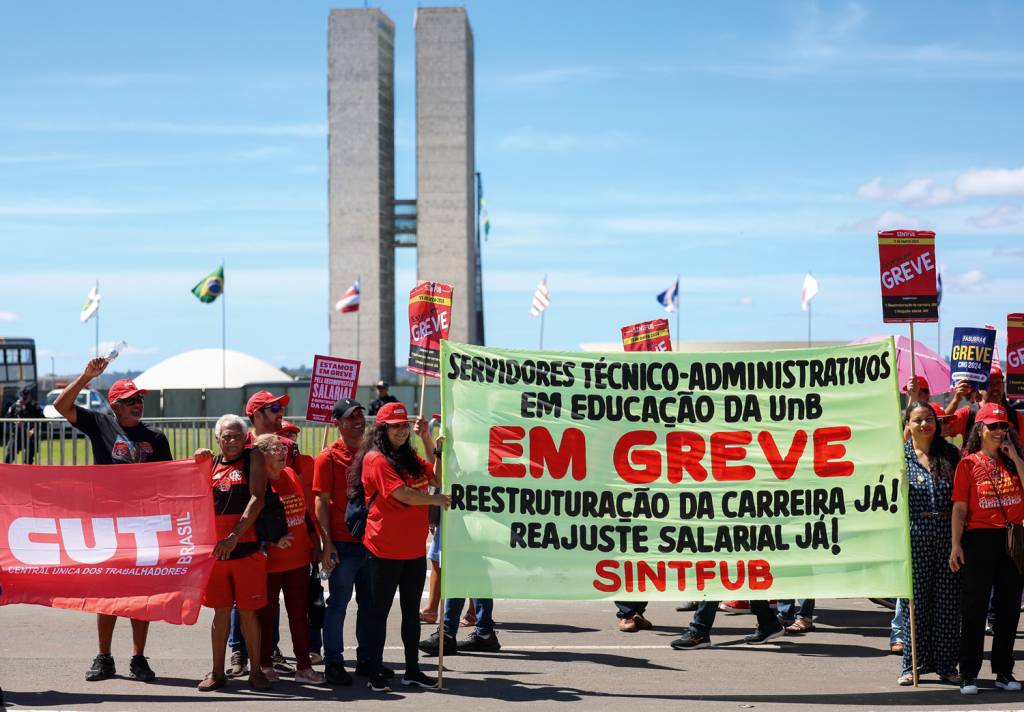 2—53659618947_f221cdccf2_o.jpg INSATISFAÇÃO - Protesto de servidores federais: ameaça de greve geral