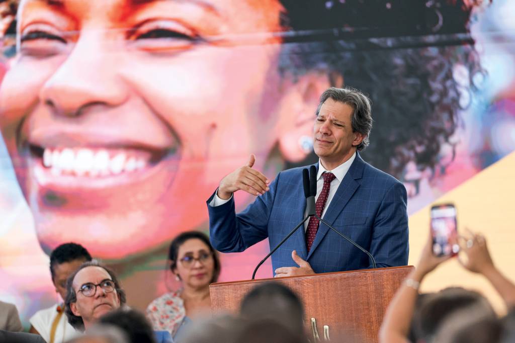 Brasília (DF), 22/04/2024 – O ministro da Fazenda, Fernando Haddad, durante o lançamento do Programa Acredita, em cerimônia no Palácio do Planalto. Foto: Marcelo Camargo/Agência Brasil NA CONTRAMÃO - Haddad: apesar do empenho do ministro, governo não consegue cortar despesas — pelo contrário