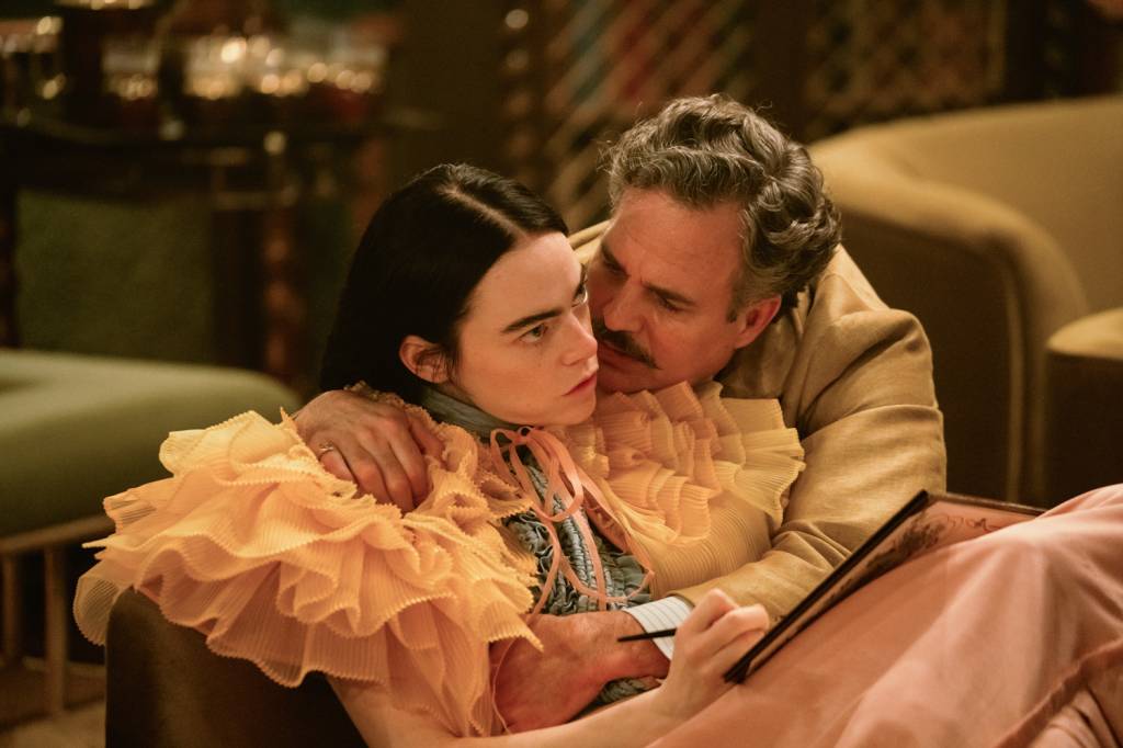 3-P-ABRE-1-POBRES-CRIATURAS-01.jpg SERELEPE - Emma Stone (com Mark Ruffalo) em Pobres Criaturas: haja energia