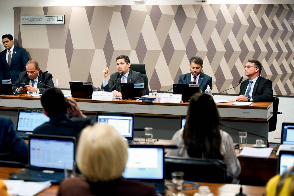 CCJ – Comissão de Constituição, Justiça e Cidadania FANTASIA - Senado: projeto que cria supersalários para algumas categorias
