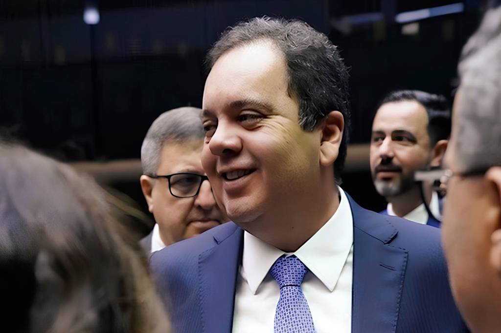 435781302_18276195475205947_3699602040879545025_n.jpg BUSCANDO APOIO - Elmar: favorito, ele enfrenta resistência dos governistas