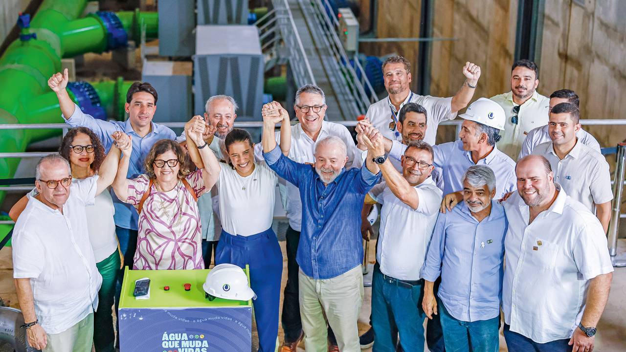 ESFORÇO - Lula e ministros inauguram estação de água em Arcoverde (PE): ofensiva para melhorar a imagem do governo