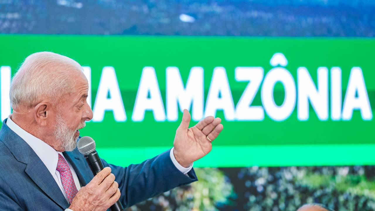 O presidente Luiz Inácio Lula da Silva discursa durante a cerimônia de lançamento do Programa União com os Municípios pela Redução do Desmatamento e Incêndios Florestais na Amazônia, no Palácio do Planalto