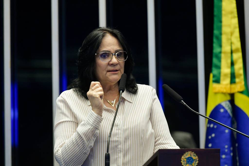 Damares diz que vai pedir impeachment de Carlos Lupi por escândalo do INSS