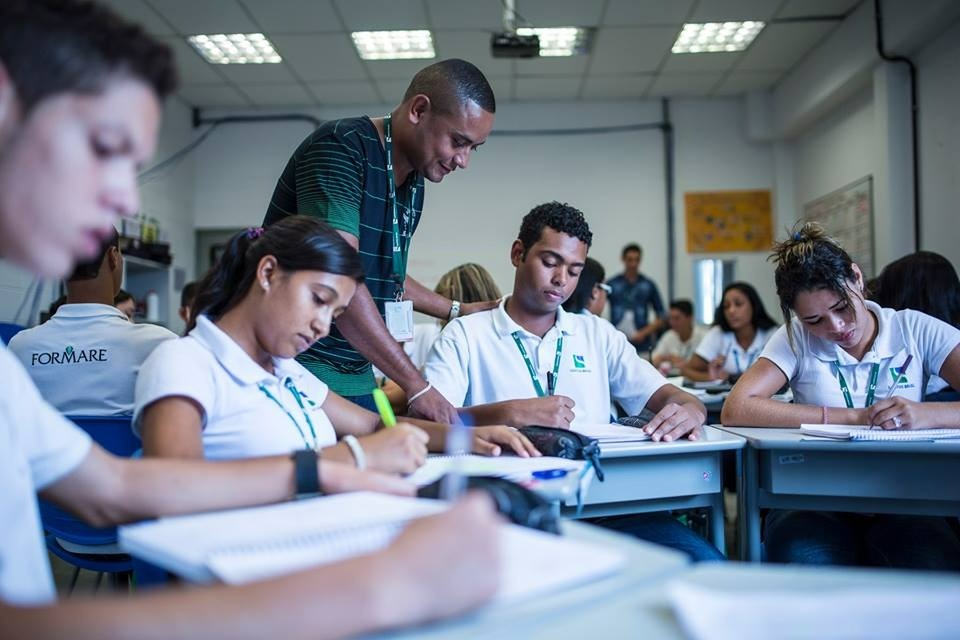 Alunos do Formare recebem orientação de voluntários