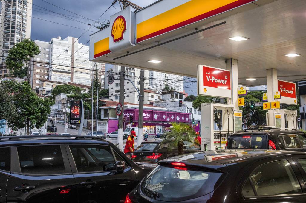 GettyImages-1239235637.jpg_1 Posto de combustível da Shell: a empresa planeja tornar 1 000 unidades aptas a fazer recarga de carros elétricos
