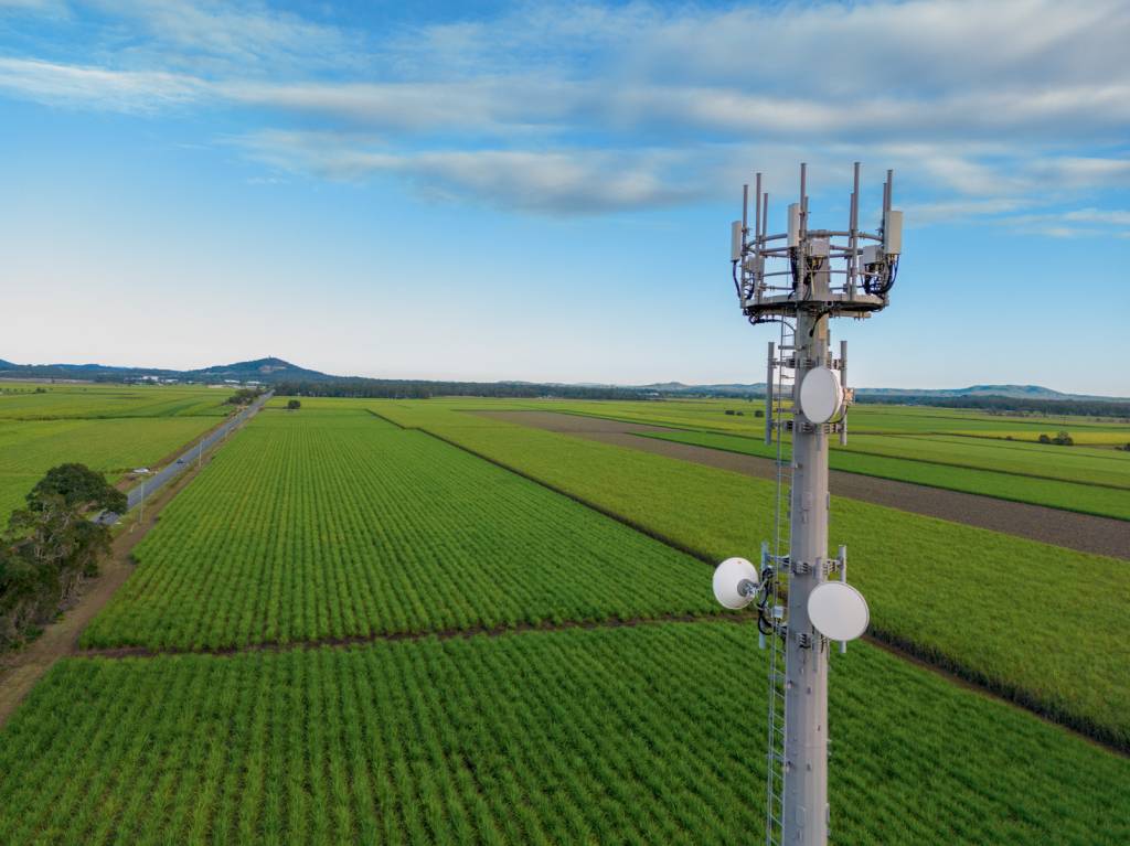 5G Network Tower On Farmland DESAFIO - Torre: dimensões continentais do Brasil dificultam ampliação do acesso
