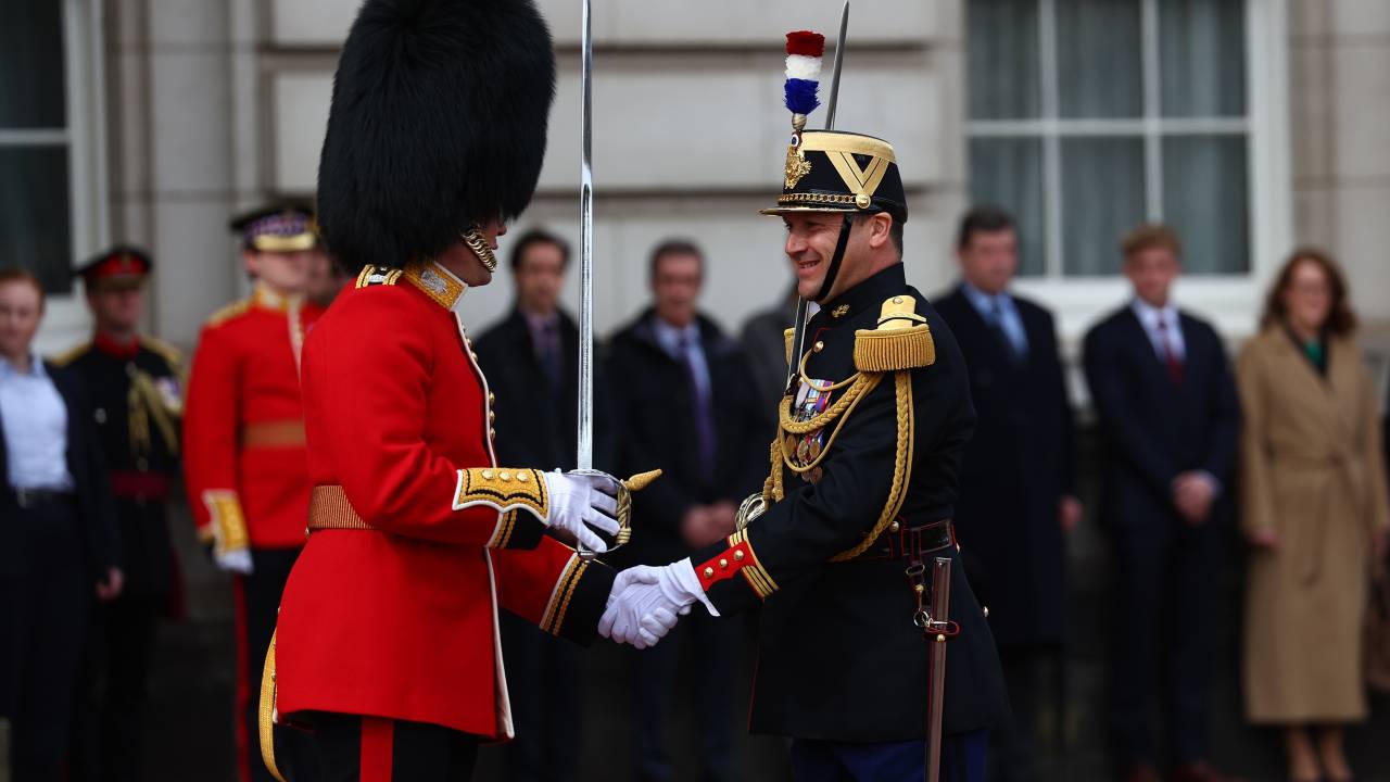 Um membro da Garde Republicaine (à dir.) chega ao Palácio de Buckingham para a Troca da Guarda para comemorar o 120º aniversário da Entente Cordiale. 08/04/2024