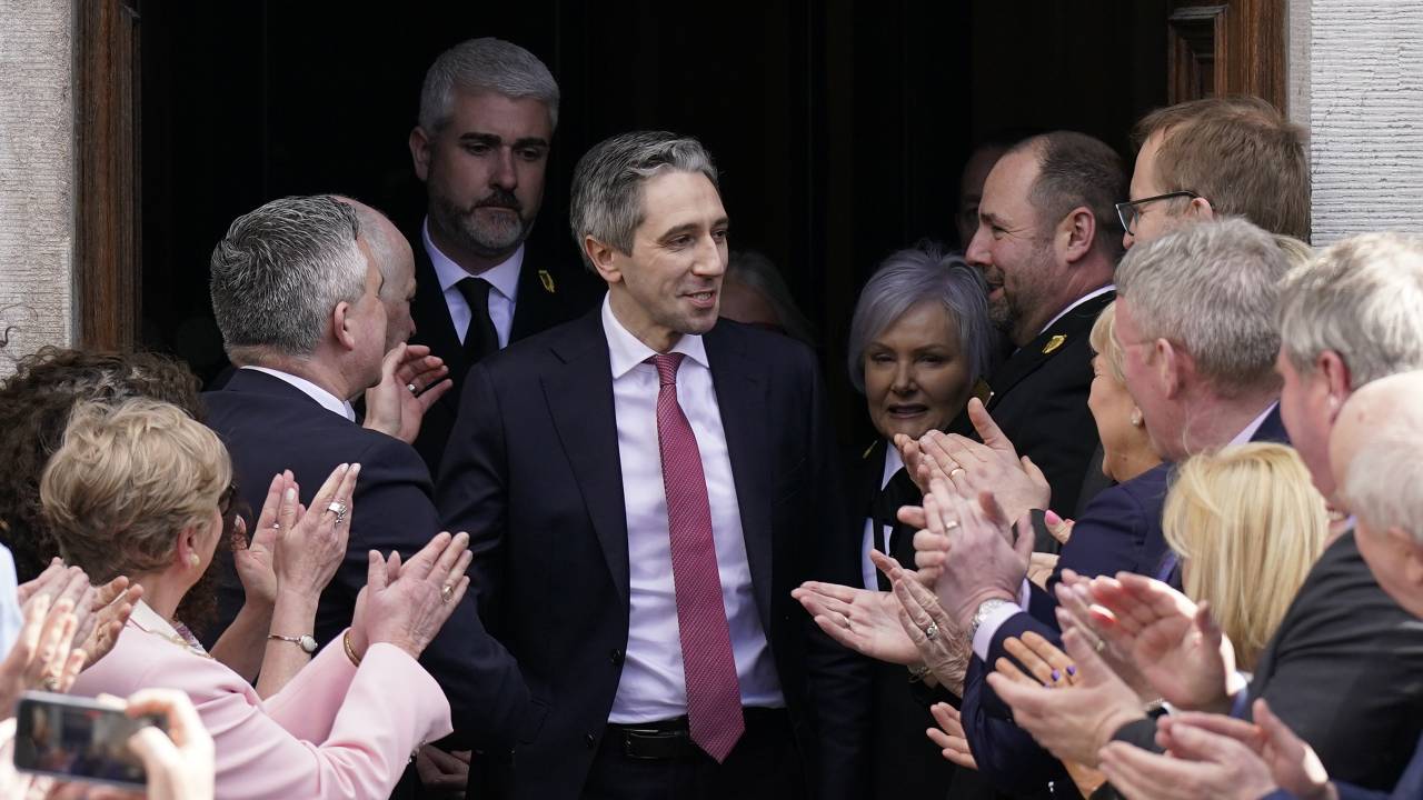 O recém-eleito Simon Harris deixa o Dáil, em Dublin, após a votação dos parlamentares irlandeses para elegê-lo, tornando-o o Taoiseach mais jovem da história da República da Irlanda. 09/04/2024