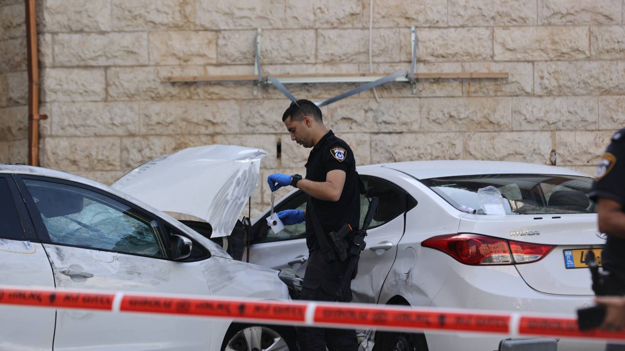 As forças israelenses fecham a área e realizam inspeções no local do atentado, em Jerusalém. 22/04/2023