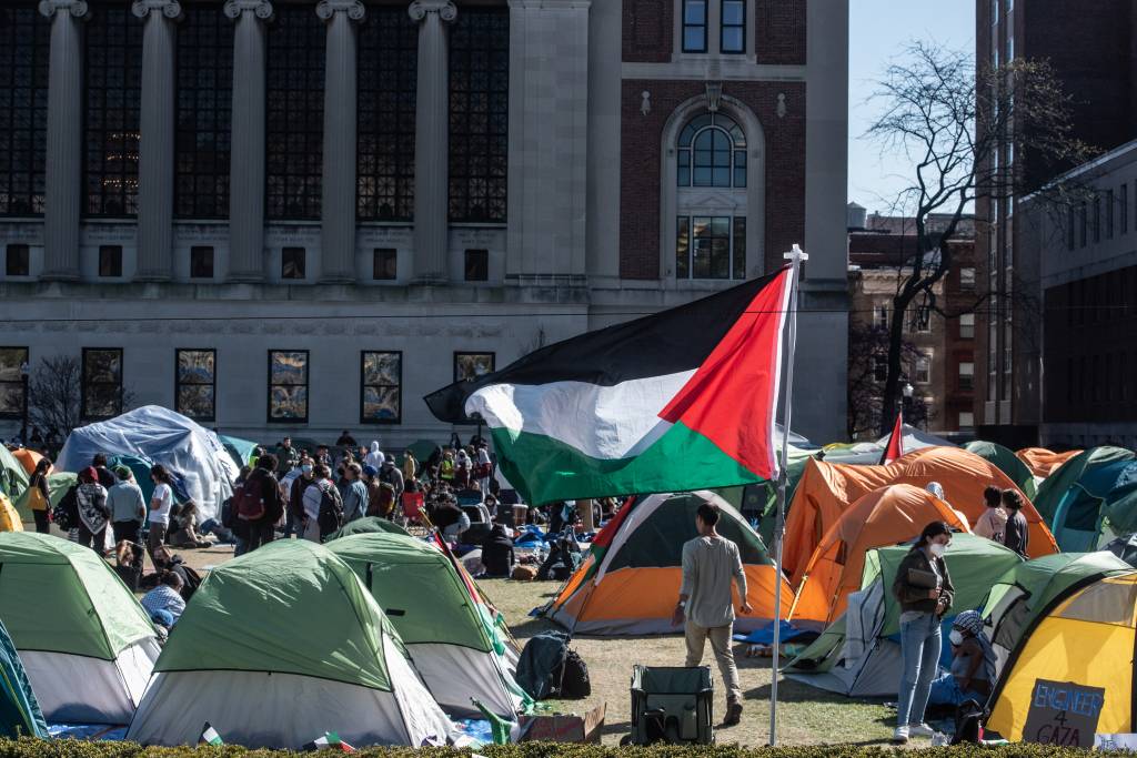 Estudantes da Universidade Columbia participam de um acampamento pró-palestino, em Nova York, nos Estados Unidos. 25/04/2024