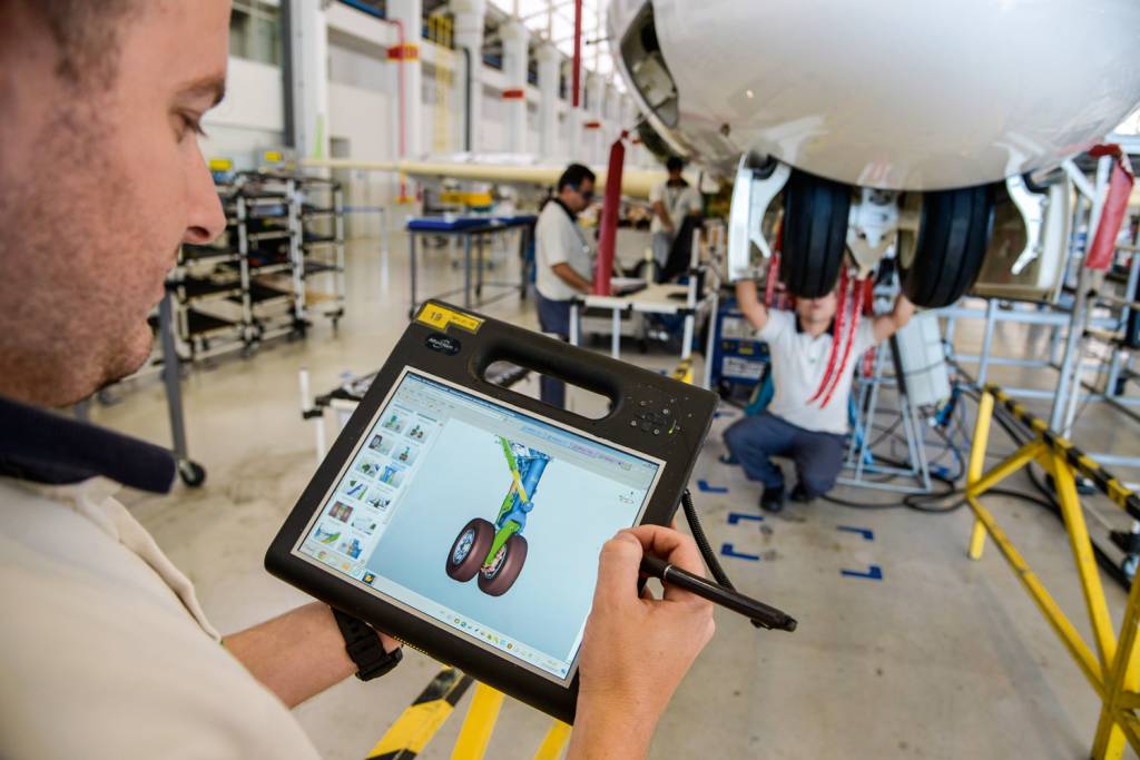 GettyImages-492344750.jpg Linha de montagem da Embraer: jatos executivos, aviões militares e comerciais